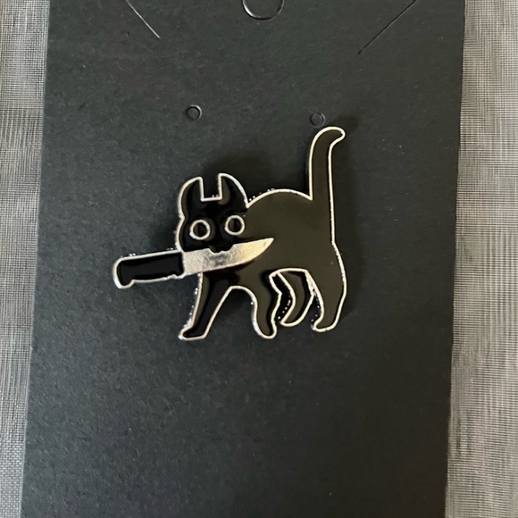 Black Cat With Knife Enamel Pin With Black Mesh Gift Bag Halloween Goth Punk - Picture 5 of 7